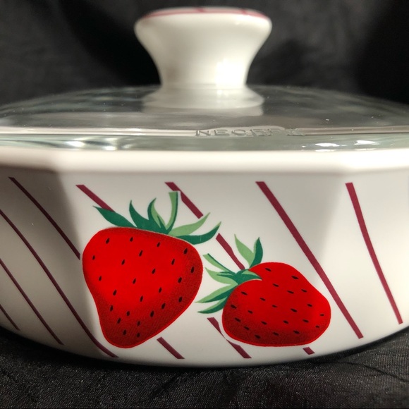 Mikasa Fire & Ice Strawberries Covered Casserole 3/4 Quart Dish - Picture 4 of 16